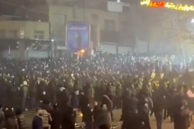 La red cae sobre Irán: autoridades implementan censura masiva en pleno auge de manifestaciones sociales.