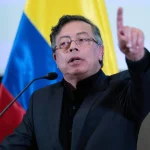 Petro llama a las calles para defender el aumento salarial frente a la justicia